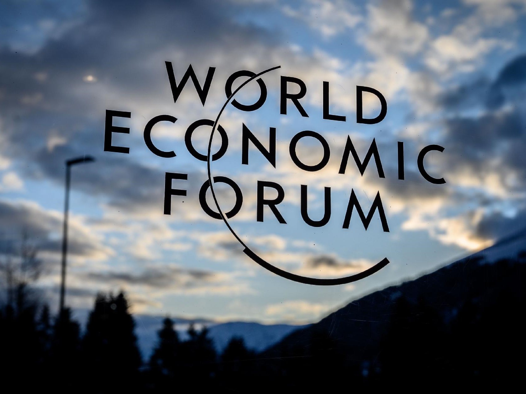 Imagem do letreiro do Fórum Econômico Mundial (WEF) é visto antes da reunião anual em Davos (Foto Uol)