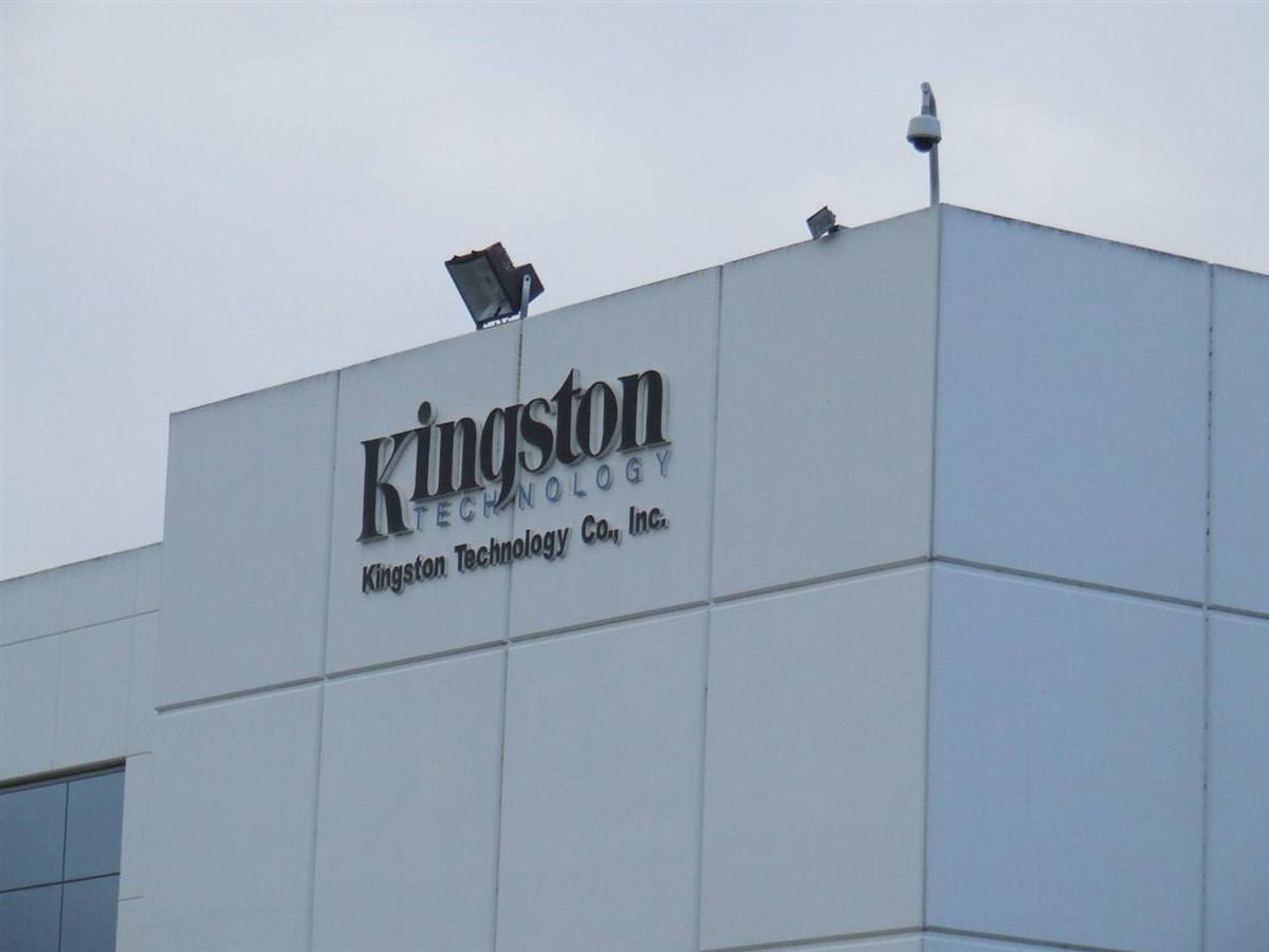 Imagem: Sign at top of Fountain Valley headquarters, pictured in 2007 - reprodução