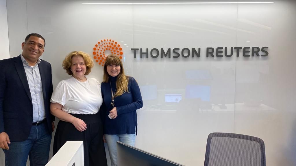 Equipe da Thomson Reuters recebe Patricia Oliveira(ao meio)