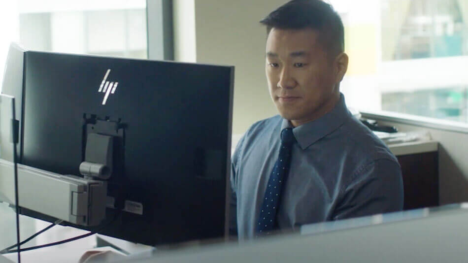 Homem asiático usando PC da Dell