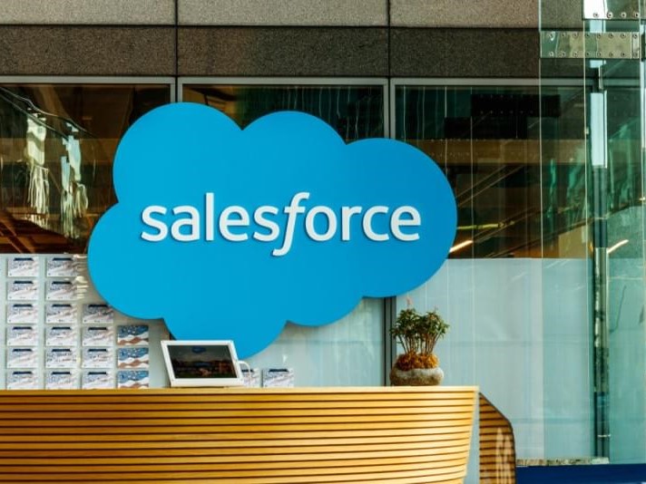Salesforce fecha parceria com Alibaba