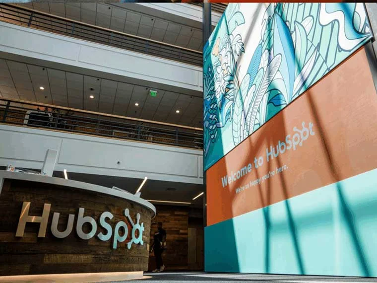 HubSpot monitorea y mejora cómo aparece una marca en modelos de IA
